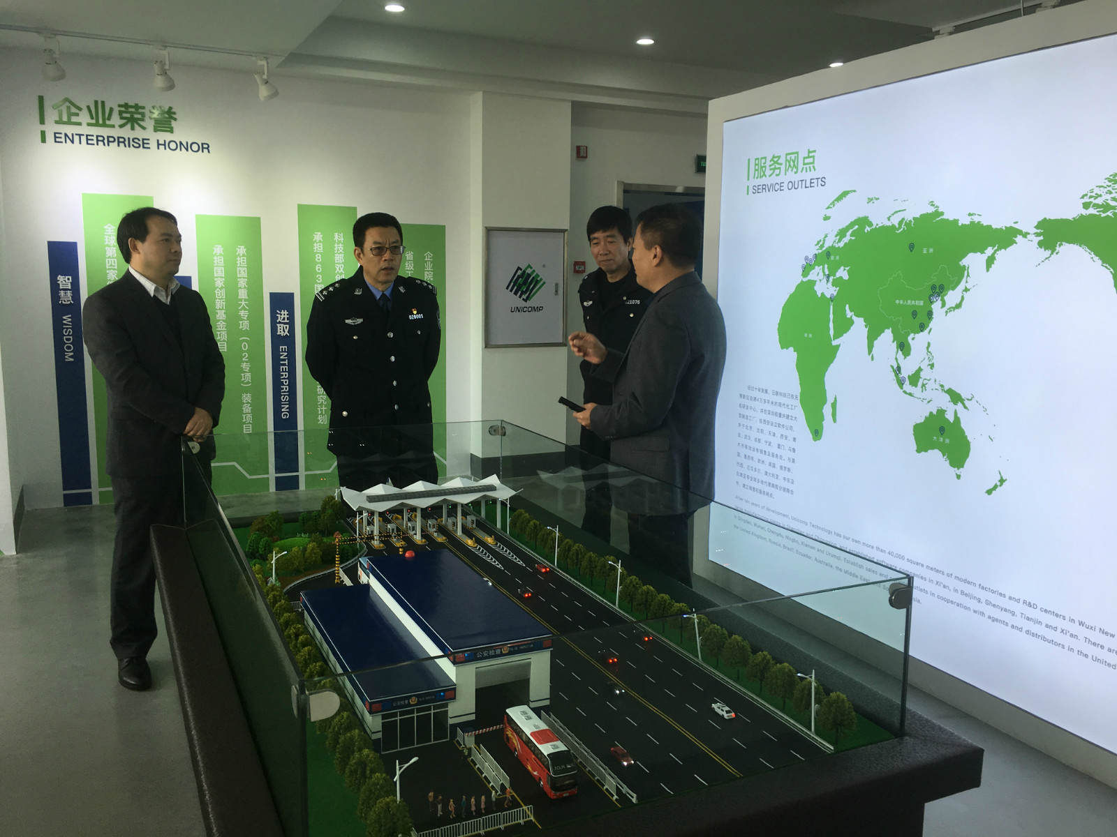 熱烈歡迎新吳區(qū)副區(qū)長、區(qū)公安局長丁旭東蒞臨日聯(lián)科技參觀調(diào)研！