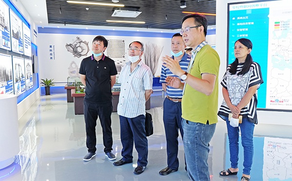 重慶市北碚區一行領導對日聯科技總部進行參觀調研 重慶市北碚區一行領導對日聯科技總部進行參觀調研